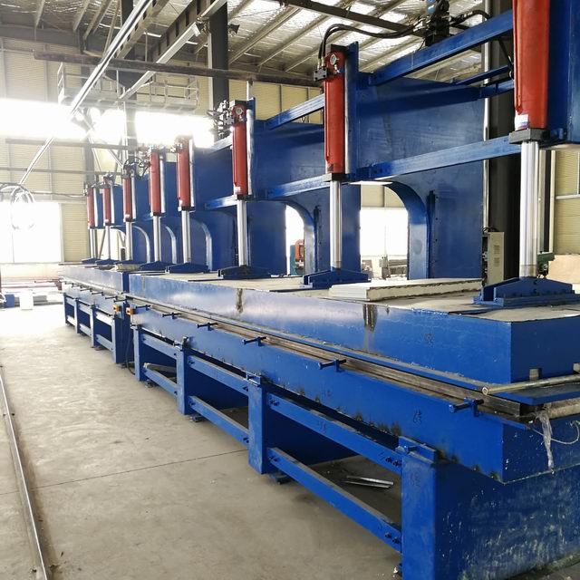 發(fā)泡機(jī)，聚氨酯寬板發(fā)炮臺(tái)調(diào)試完成